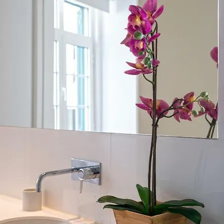 Sunny And Spacious With A River View Apartment