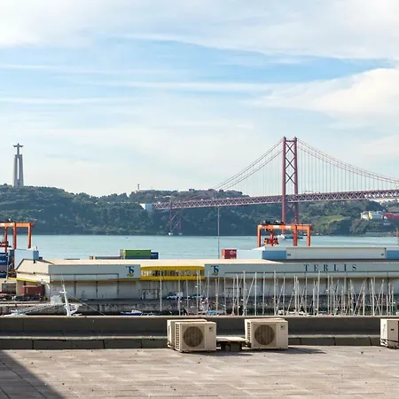 Sunny And Spacious With A River View Lisbon