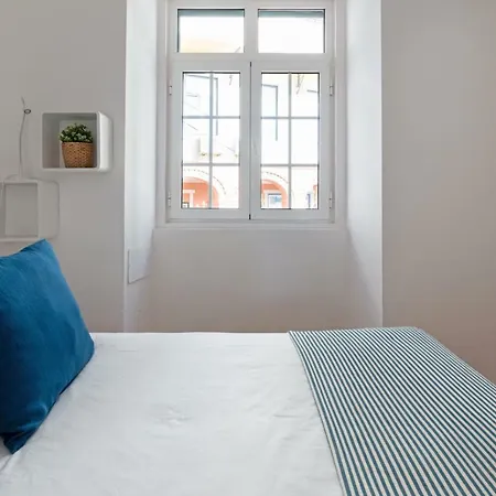 Sunny And Spacious With A River View Apartment *