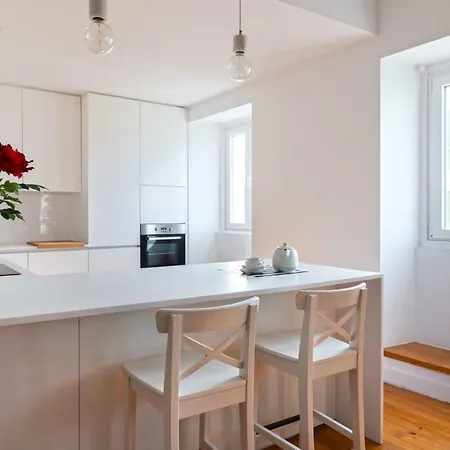 Sunny And Spacious With A River View Lisbon