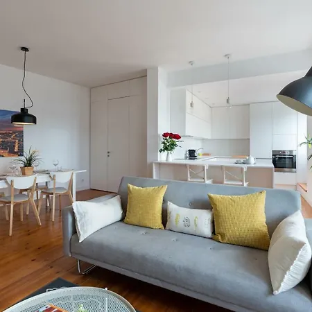 Sunny And Spacious With A River View Apartment *